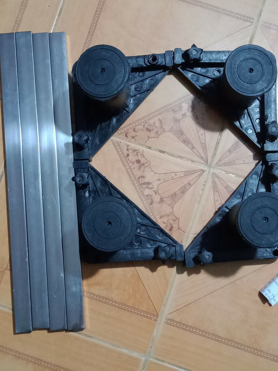 giao  ko đúng sản phẩm,đặt chân đế  có  bánh xe lại giao loại  không có  bánh xe,thiếu  mất 1 con ốc. quá tệ