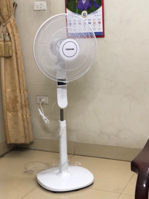 Tiki giao hàng nhanh, đóng gói cẩn thận. Quạt chạy khoẻ, có 3 mức tốc độ và 4 chế độ: Bình thường, ban đêm, tiết kiệm và dịu êm. Hàng Toshiba chất lượng khỏi bàn, năm ngoái mình mua cái LSD40 điều chỉnh 26 tốc độ gió núm xoay dùng ngon. Tiếp tục ủng hộ Tiki👍