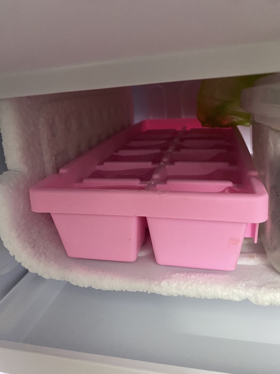 Giao nhanh chóng lắp đặt tận nơi ko phàn nàn về ship. Chất lượng tủ ok đã sài nhữa tháng mới đánh giá. Tủ bị đo gs tuyết ở ngăn đông. Nhìn nhỏ nhưng để đc rất nhiều đồ. Chất lượng ok trừ việc đóng tuyết