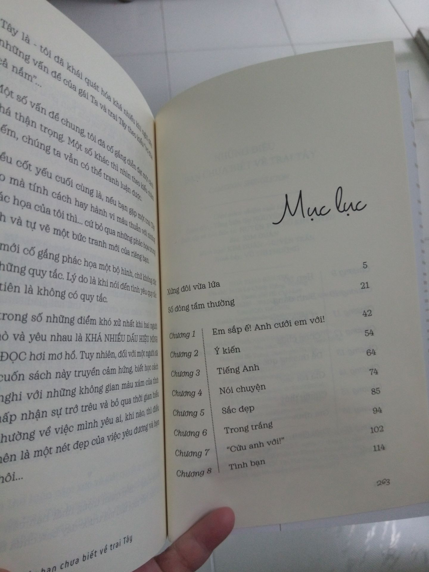 Mình mua và mới đọc được 1/2 quyển nhưng có nhận xét thế này. 
Nội dung sách khá ok cho bạn nữ nào đang làm quen/hẹn hò hoặc có ý định tìm bạn trai Tây. Điểm mình đánh giá cao là sách do 1 người đàn ông Tây viết về trai Tây, dù ít nhiều vẫn có suy nghĩ chủ quan, nhưng đảm bảo đem đến nhiều vấn đề cho người đọc hiểu thêm/suy nghĩ thêm trước 1 mối quan hệ với trai Tây (dù yêu hay bạn bè). Tác giả ở VN lâu năm nên có được cái nhìn 2 chiều giữa Tây và Ta, ở cả 2 giới. Và điểm mình chưa thích lắm là: vì do người nước ngoài nên hiển nhiên văn phong, câu cú nhiều khi hơi lòng thòng, khó hiểu, cần đọc 2 lần mới nắm được toàn bộ ý của tác giả. 
Và 1 điều nữa là, dẫu gì tác giả cũng là Tây, nên cách hành văn và cách hài hước cũng sẽ hơi Tây, bạn nào quen với phong cách hài Tây mới dễ thấm, nếu không sẽ hơi khó để đọc và hiểu nhe.
Vài dòng nhận xét về sách ha, còn về dịch vụ tiki hay sách bẩn sách cũ thì hên xui mỗi account nên mình không review để tránh xung đột.