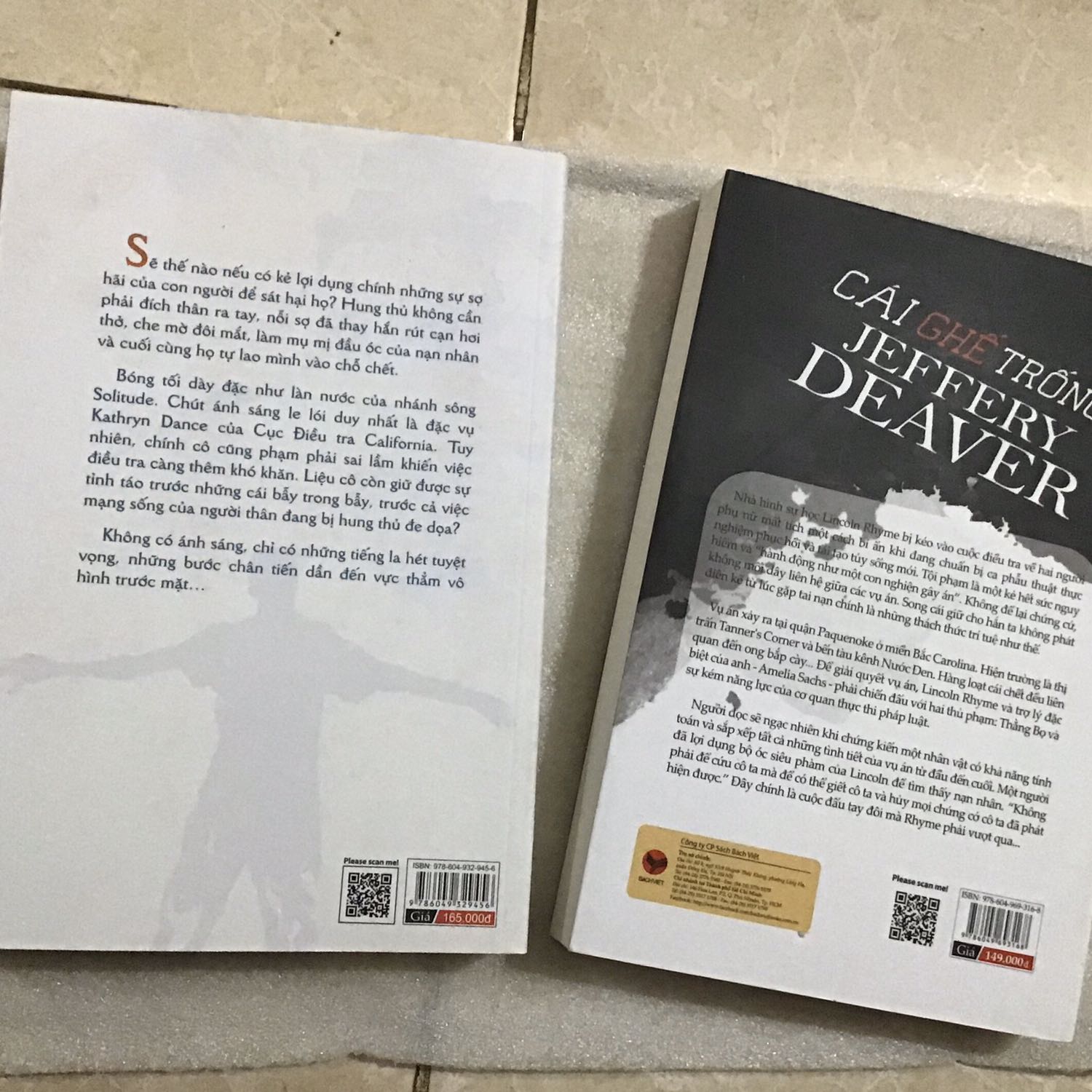 Riêng đơn hàng từ fahasa thì không bao giờ lo về quy cách đóng gói lẫn chất lượng sách. Nhưng vận chuyển Giao Hàng Nhanh GHN thì quá tệ,nhiều lần gặp tình trạng này,kiểu như ở khâu nào đó cố tình làm nhàu nát bọc ngoài để kiểm ta hàng hoặc ý định gì đó với hàng bên trong,vì vỏ hộp nát nhừ,băng dính bị xé đứt nhưng sách bên trong lại k hề suy suyển chút ít nào. Rất đáng quan ngại về nhà vận chuyển này