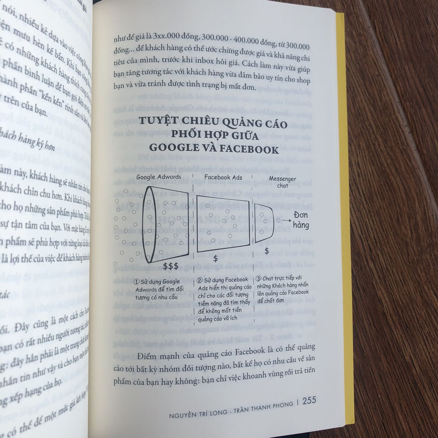 Một quyển sách cực chất về kinh doanh online cho người mới bắt đầu hoặc muốn kinh doanh Online. Bán gì, lấy hàng ở đâu thì có giá tốt, làm sao để quảng cáo, làm sao để livestream bán hàng được nhiều người xem. Làm sao để khách hàng quay lại đặt hàng và trở thành khách hàng lâu dài cũng là một vấn đề khó khăn với những ai kinh doanh lâu năm chứ đừng nói chi đến người mới tập tễnh bắt đầu.

Bí kíp toàn thư cho một người mới để hiểu toàn bộ quy trình và biết cách làm cụ thể cho từng công đoạn.

Tác giả cũng là người kinh doanh, là giảng viên nên cũng chia sẻ cực kỳ chi tiết giúp cho người “học trò” như mình đỡ bối rối khi  bắt tay vô làm.

Mình vừa mới bắt đầu kinh doanh online mấy tháng nay, chật vật loay hoay suốt, nay vớ được bí kíp thì mừng ơi là mừng.

Sách đẹp, chữ to rõ và có nhiều hình minh hoạ sinh động. Một chiếc bìa quá cute cho chủ đề quá hot.
Ps: hai đứa em mình đã mua ngay 2 cuốn sau khi mình đọc hết các mục lục :D