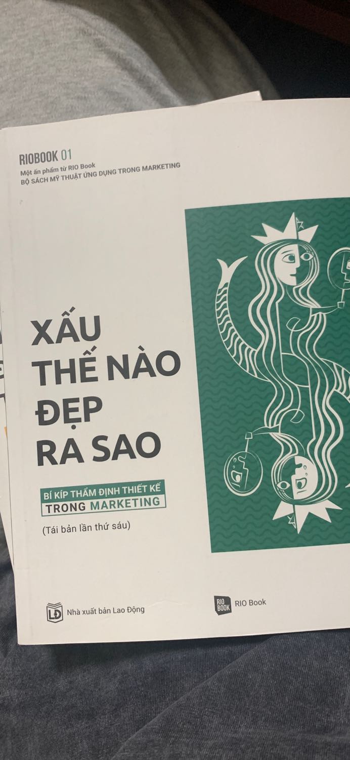 Sách giao nhanh, 1 quyển thì được bọc seal đầy đủ còn một quyển lại bị cong, trầy và trông bị bụi bẩn. Lúc ship đến thì hộp đồ cũng bị ướt, sách cũng chỉ bị hơi ẩm một chút
Hy vọng lần sau mình đặ sách sẽ không bị nhận sách trông như cũ thế này !!
