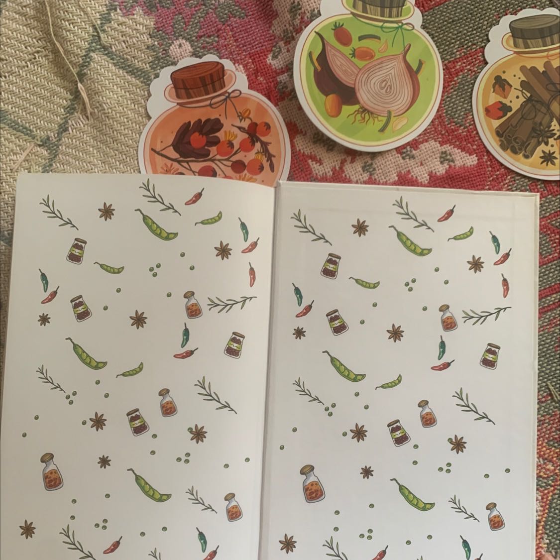 Tặng markbook xinh xắn hợp với bìa sách, bìa sách minh hoạ đẹp. Tuy nhiên bìa sách và bên trong sách thiết kế minh hoạ hơi lạc quẻ. Vì bìa ảnh là vẽ, bên trong là hình chụp thực tế. Giấy sách bóng. Không tốt cho mắt lắm. Trình bày nội dung không có gì đặc biệt. Còn nội dung sách, mới đọc sơ để đánh giá nhanh thì phần mục lục trình bày nhìn khá rối. Sách cung cấp thêm nhiều kiến thức cũng như công thức chế biến. Mình thích nấu ăn và những cây hẻbal. nên nội dung phù hợp.