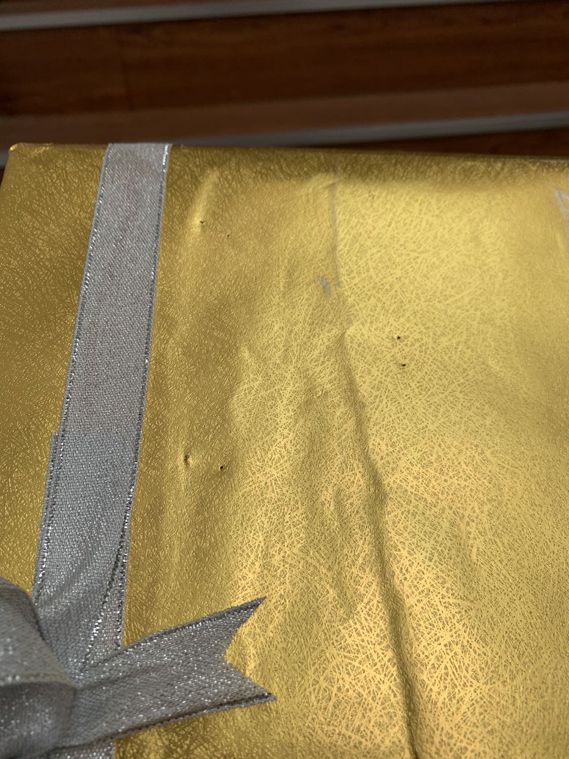 QUÁ TỆ
Mình chọn gói quà để mang tặng thì nhận được là một bọc hàng xấu xí, cũ kĩ, lủng lỗ chỗ. Xé băng cái bọc luôn thì phát hiện cuốn sách đóng đầy bụi bặm. Cái này mà mang tặng thì nhục mặt