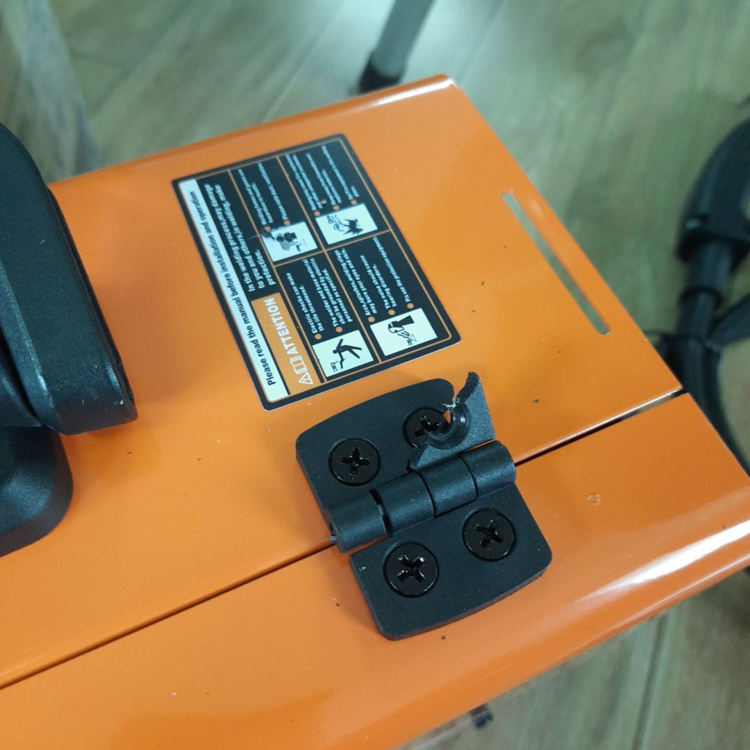 vỏ máy xước. 2 bản lề vễ hết. hộp cuộn hàng vỡ