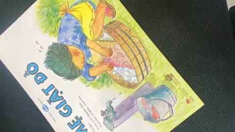 cuốn này gần gũi với con vì con t cũng hay tự vứt qao lung tung, nên chọn ngay cuốn này. đọc xong là con hứa ko để như thế nữa luôn, con t đã 5t nên bdau tự đọc dc