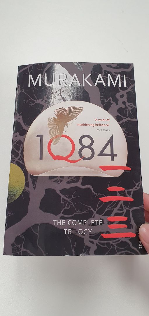 Bình thường sách paperback của Tiki rất mới, chuẩn nhưng không hiểu sao bìa 1Q84 trông khá cũ, góc trái dưới bị nếp gấp, với lại sách bị bụi. Còn lại không có gì phải chê!