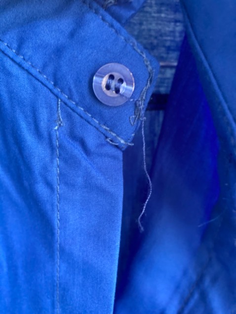 Áo có màu đẹp, giao nhanh. Tuy nhiên có nhiều chỗ không biết do bung chỉ hay là chỉ thừa.