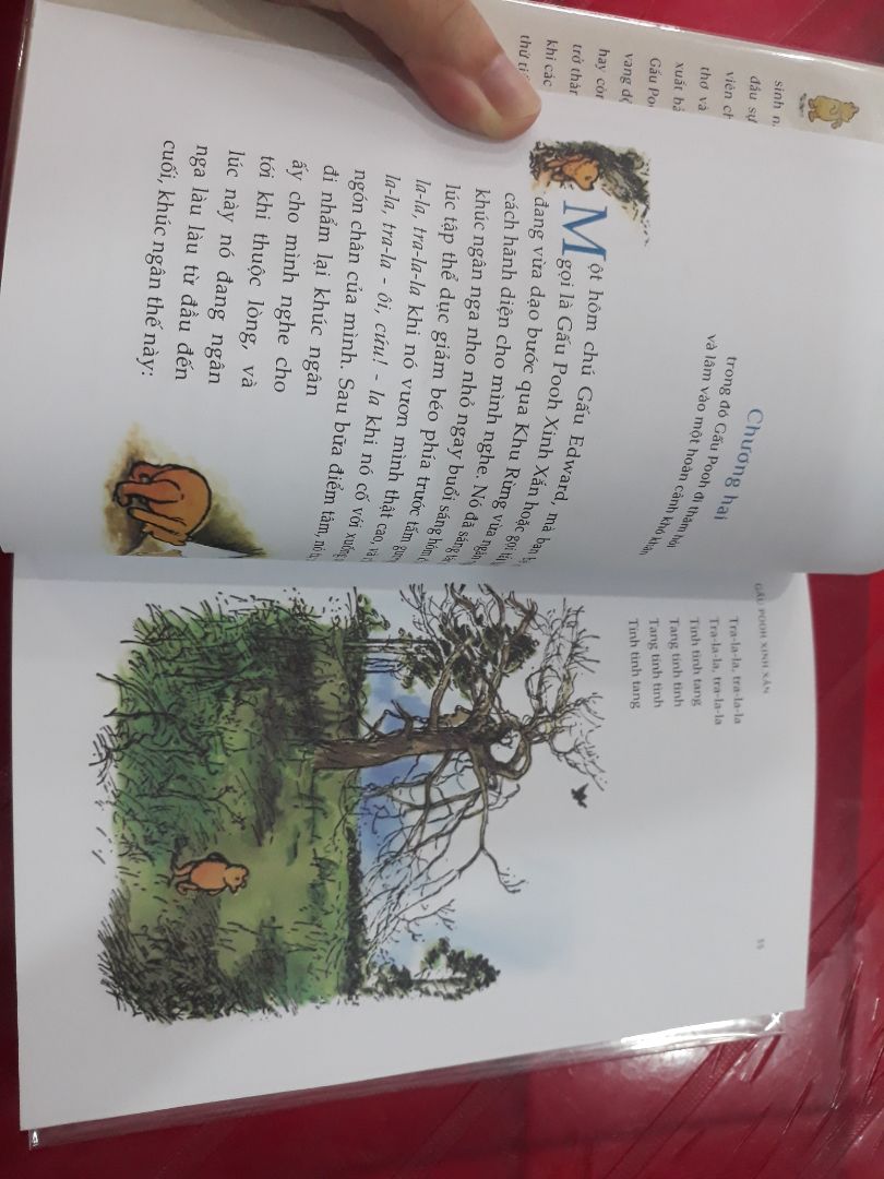 Sách minh họa màu sắc rất đẹp, nội dung sách cũng rất hay và dễ thương hệt như cái tên của sách vậy: Gấu Pooh xinh xắn. Đây là một cuốn sách rất đáng để mua và có trên kệ sách của mọi người nha, 😊😊😊.