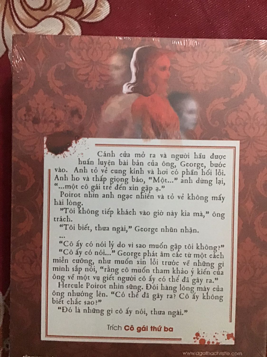 Bản in này giấy xốp nên rất nhẹ. Sách mới còn màng co. Mình k ngờ bằng cách nào fhs lại có thể giao thần tốc thế. Từ sg ra bắc mà đặt chủ nhât,thứ 2 ship ninjavan kêu nhận hàng,quá ngỡ ngàng ấy