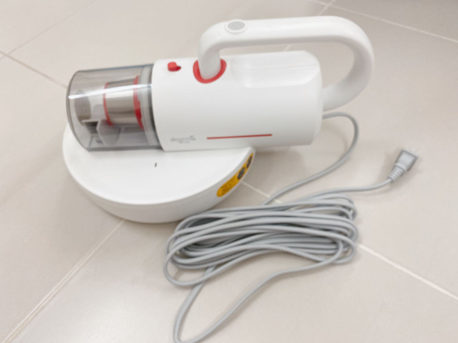 Máy xài rất ok, mình hút bụi cái nệm thường nằm thôi mà ra 1 đống bụi, tính ra nên hút bụi mỗi tuần ít nhất 1 lần cho an tâm hơn.