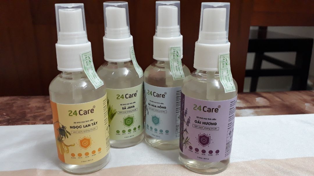 Mua được lúc sale nên lấy 1 lần 4 chai về thử. Mùi oải hương thì quá quen rồi mà xịt của shop nghe mùi tinh dầu rất rõ, chắc vì thế mà ngửi ko bị nhức đầu. mình xịt luôn vào khẩu trang rồi mang thích lắm.