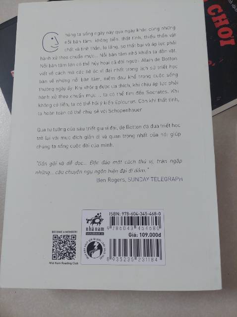 Một dẫn luận ngắn về triết học với Socrate, Epicurus, Seneca của triết học cổ đại Hy Lạp cho đến Montaigne và cuối cùng là 2 nhà triết học cổ điển Đức Schopenhauer và Nietzsche. Triết học ở đây không phải là thú gì đó cao siêu trong tháp ngà nó là những triết lý sống rất gần gũi với mỗi chúng ta. Một cuốn nhập môn cho người yêu Triết.
