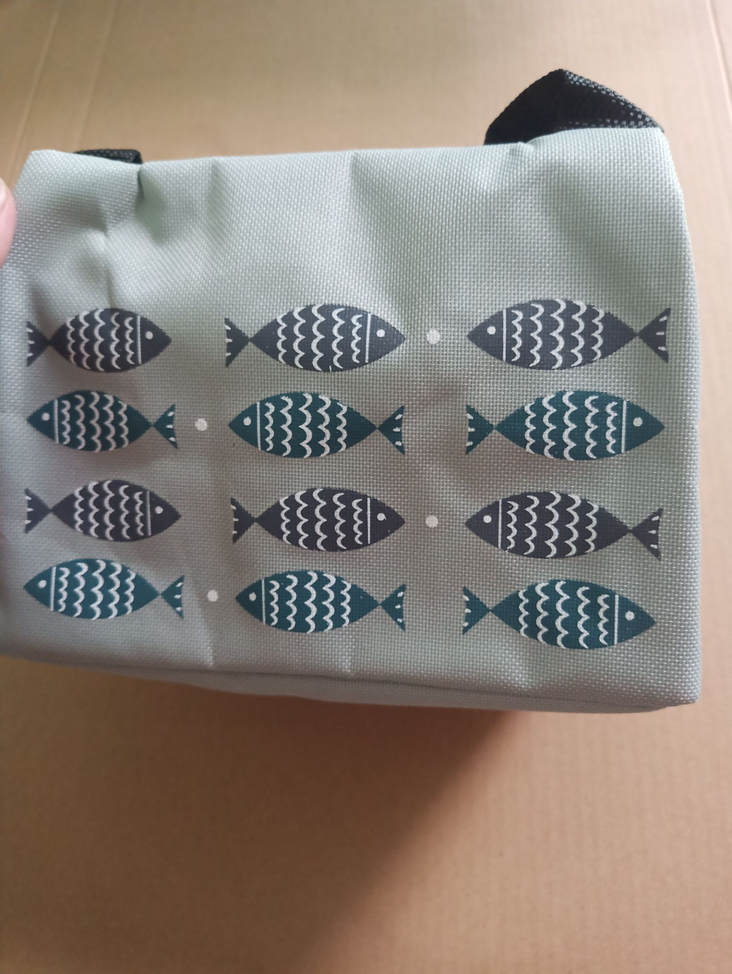 Giá cao hơn so với bữa bạn mình mua chỗ khác. Nhưng vì đặt hộp cơm bên shop nên đặt kèm luôn để freeship. May là nhận được cái túi dày hơn túi kia , tưởng hố😅