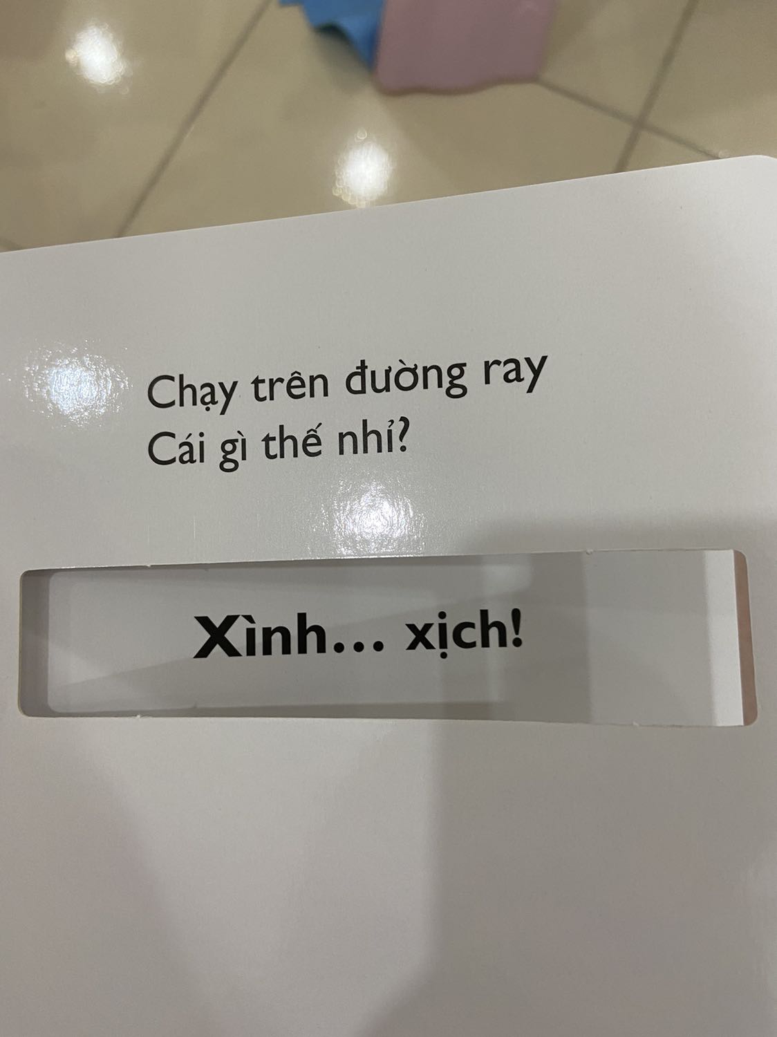 Sách bị mất mảnh hình ghép trắng ở mỗi hình để bé tách ra khám phá, không giống như các tập khác