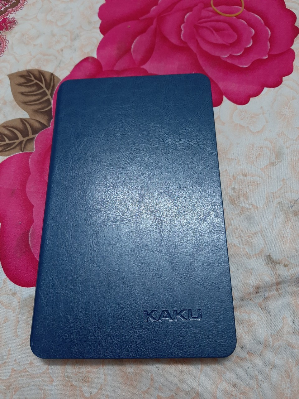 So với giá tiền và không mua trực tiếp nhưng khi nhận được thì rất hài lòng. SP đẹp, bắt mắt. Mặc dù giả da nhưng trông khá đẹp. 
Phần đóng gói từ Tiki thì hoàn hảo, quá kỹ luôn.