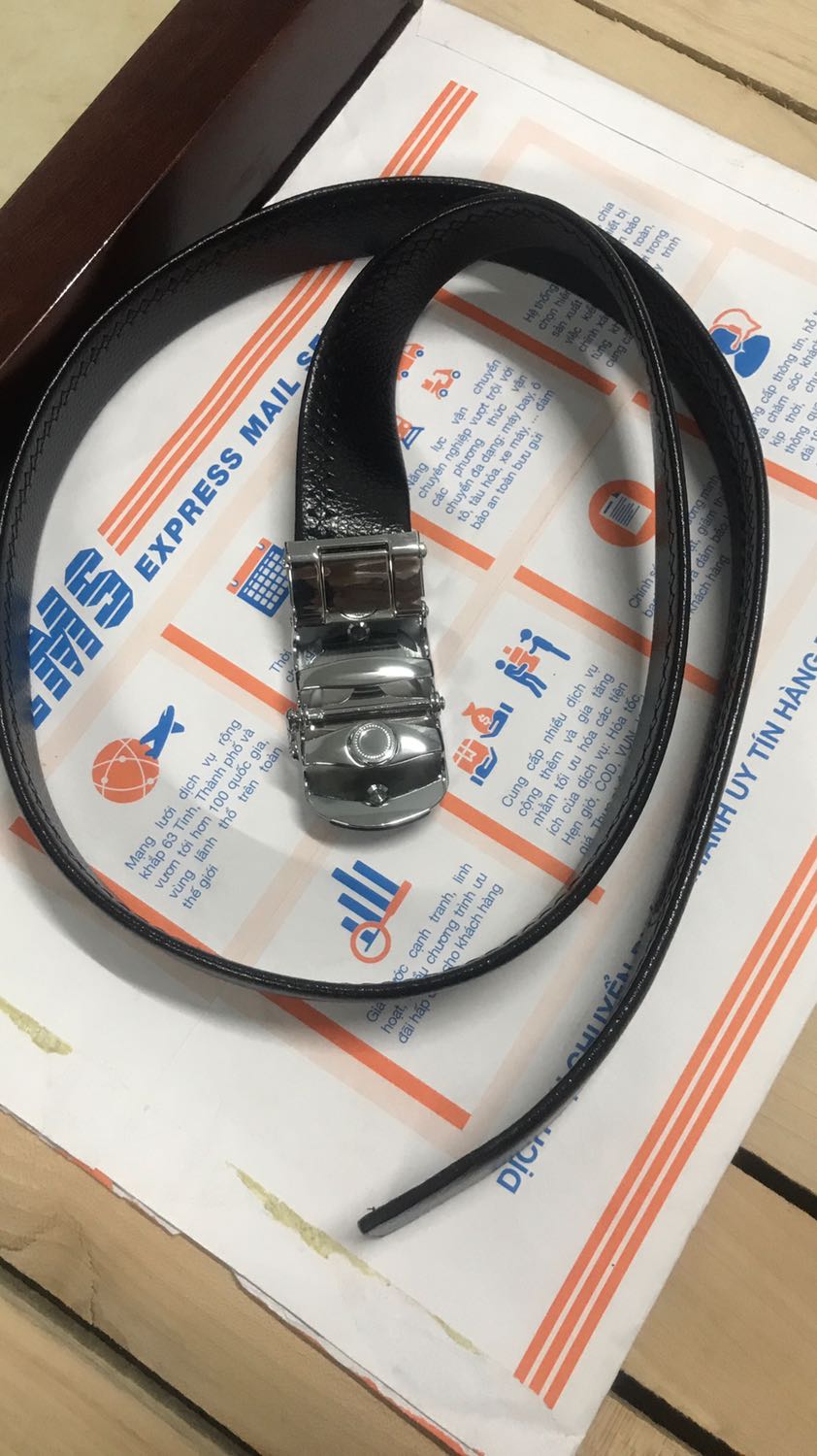 Thắt lưng rất đẹp. Đầu khoá chắc chắn, thiết kế lẫy khoá tinh tế. Đầu khoá đầm và chắc chắn. Dây da rất dài, da có vân nhưng trông vẫn rất bóng. Đường may chắc chắn, tinh tế. Shop đóng gói bọc dây bọc đầu cẩn thận, giao hàng nhanh và hỗ trợ rất nhiệt tình. 5 sao ủng hộ shop.