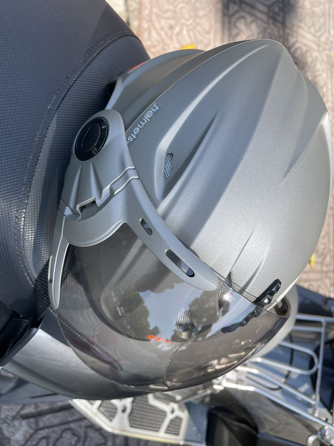 nón ổn, đội hơi khít, kính màu vẫn còn hơi sáng nên ko đủ chống nắng