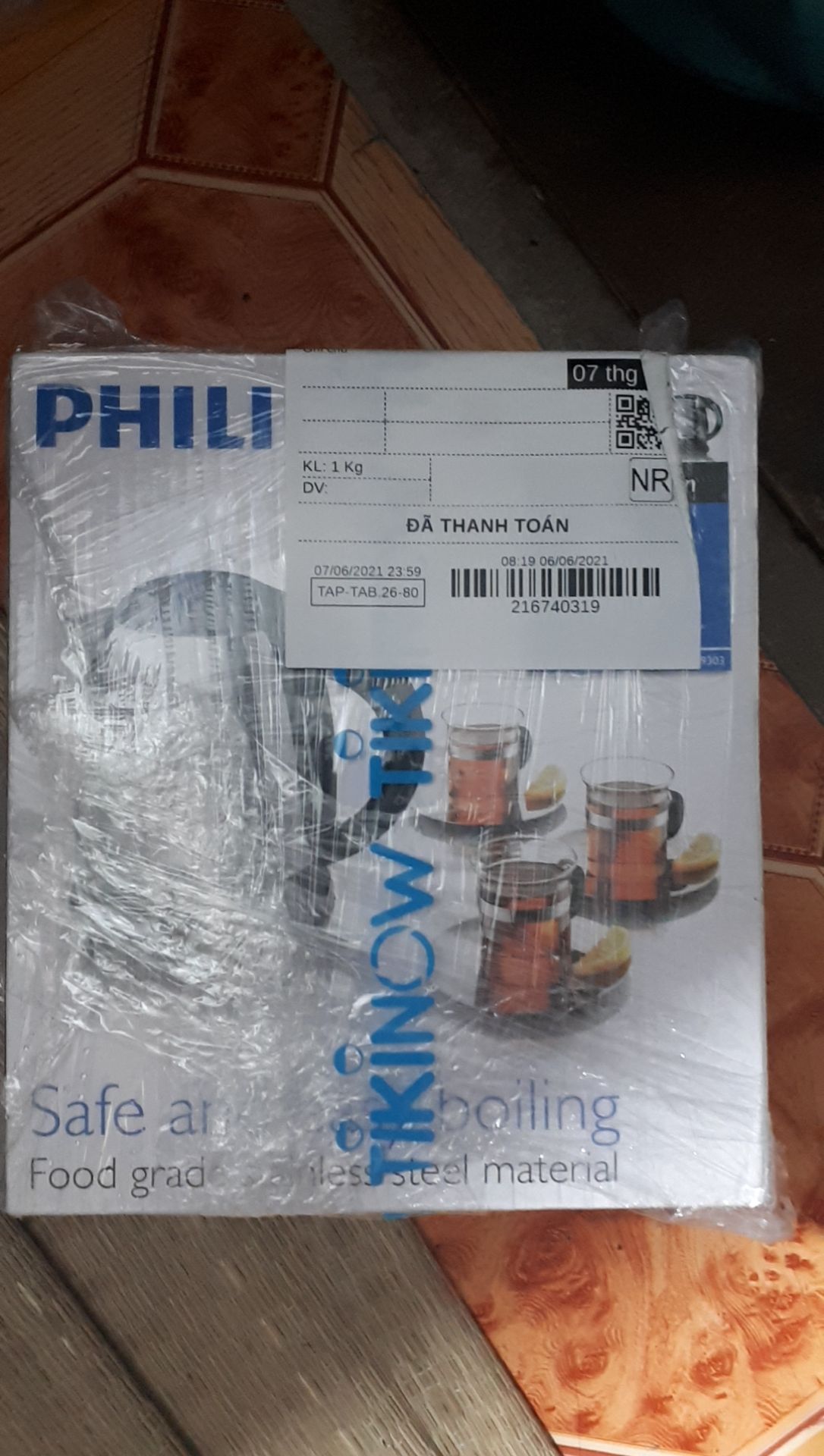 ấm đun nhanh.inox sáng bóng đẹp.nhỏ gọn dung tích 1.2l.thiết kế đẹp.nhưng ấm khi đun sôi sẽ bị nóng phần thân inox dễ gây bỏng nếu ko cẩn thận.phần tay cầm hơi nóng khi ấm sôi.tuyệt đối ko chạm phần thân khi nước sôi nóng.