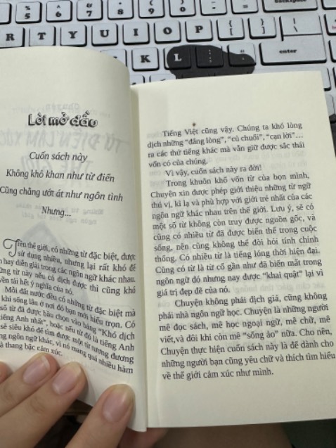 Mở trang đầu tiên của sách, có 1 chấm dơ nhỏ. Khá buồnnnn, nhưng mình đã biến khuyết điểm thành bông hoa 🥺🌸
