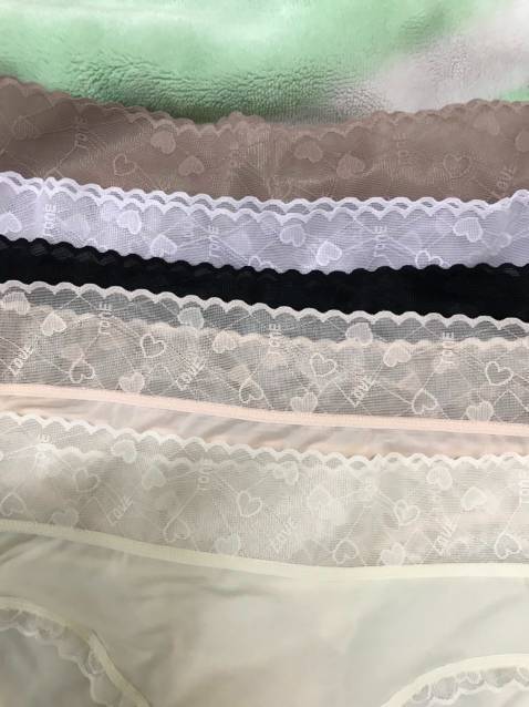 Họa tiết đẹp, quần cạp ren, viền ren nên tạo cảm giác nhẹ nhàng ko bị bó chân và bụng khi mặc. Màu sắc thì nền nã.
Không bị lộ viền khi mặc
Tặng shop 5 sao cho sản phẩm này