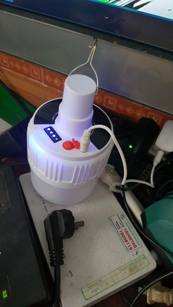 Tôi rất thất vọng về sản phẩm, không đúng mô tả như quảng cáo (ảnh như trên hình), không có cục sạc như hình quảng cáo, kích thước không đúng, số led trong bóng là 24 (quảng cáo là 42 led), đèn không còn điện, phải sạc bằng nguồn điện qua cục sạc điện riêng, một bóng không nhận sạc bằng ánh sáng do lỗi bị rời mối hàn từ tấm pin quang năng, sau khi sạc đầy 3 bóng, thắp sáng ở mức cao chỉ 1 giờ là tối mờ luôn.
  Do quy trình đổi trả quá phức tạp nên thôi không đổi trả, tóm lại các bạn cân nhắc kỹ lưỡng trước khi mua.
  Shop quá phóng đại về sản phẩm này.