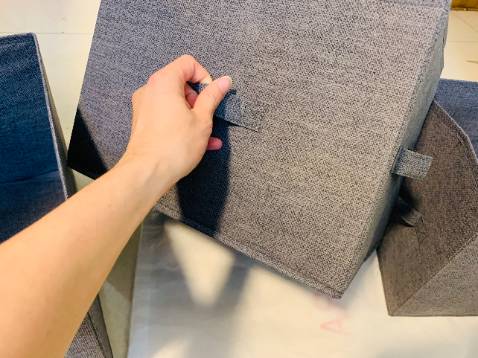 Hihi, mới nhận hang vừa nãy, liền khui đồ luôn và nhận xét cho mọi người nhìn ạ. Sản phẩm combo 3 chiếc này ban đầu cứ sợ sơ sài và mềm nhão, nào ngờ khi nhận hang mình rất bất ngờ. Hộp được tháo xẹp và cho vào túi xinh xắn 3 chiếc chắc chắn. chất vải oxford theo quảng cáo, mình thấy nó hơi sờn sờn, và không phải là vải dệt nên mọi người lưu ý sử dụng đừng để bị dính nước.
Nén bìa carton chắc chắn, dập khuôn tốt và ép chặt nên hộp đứng dáng và khá chuẩn, đựng đồ nặng được như giấy tờ tài liệu. mình đã mua cho nhà mình 1 combo và cty 1 combo 3c, sử dụng để thoái mái. Có điều lưu ý là ko để mất đồ nhọn như kéo, dao, hay những đồ sắc mảnh vì dễ đâm bục hộp. còn lại cứ an tâm để đồ thôi ạ. Dung xong ko dung tới lại tháo xẹp cất đi, tiện lợi.hihi