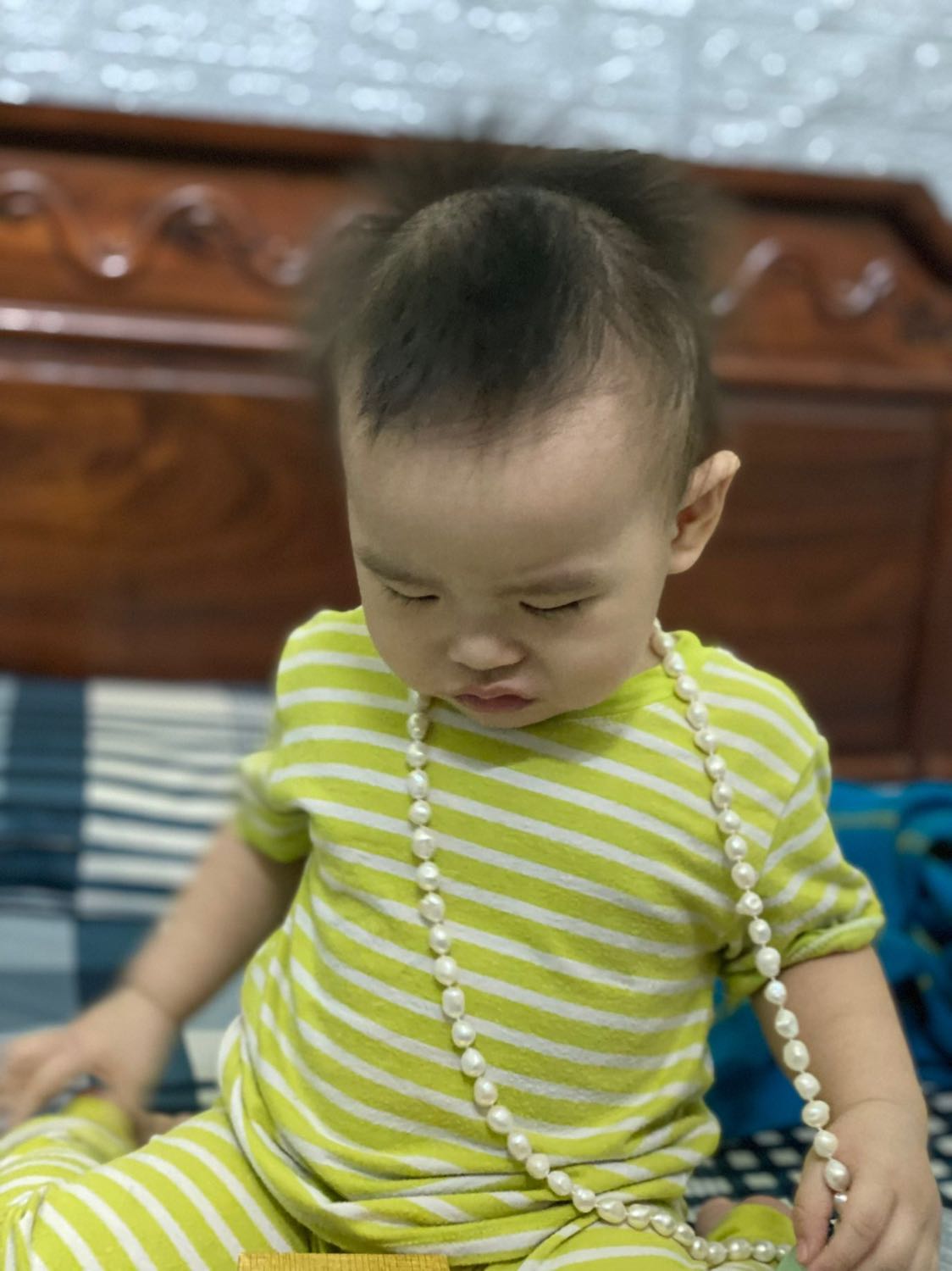 Ngọc sáng nhiều vân đẹp quá, viên ngọc thô nên k tròn cũng k dẹt, nhưng tổng thể nhìn ngọc trai rất thật, và đáng đồng tiền.