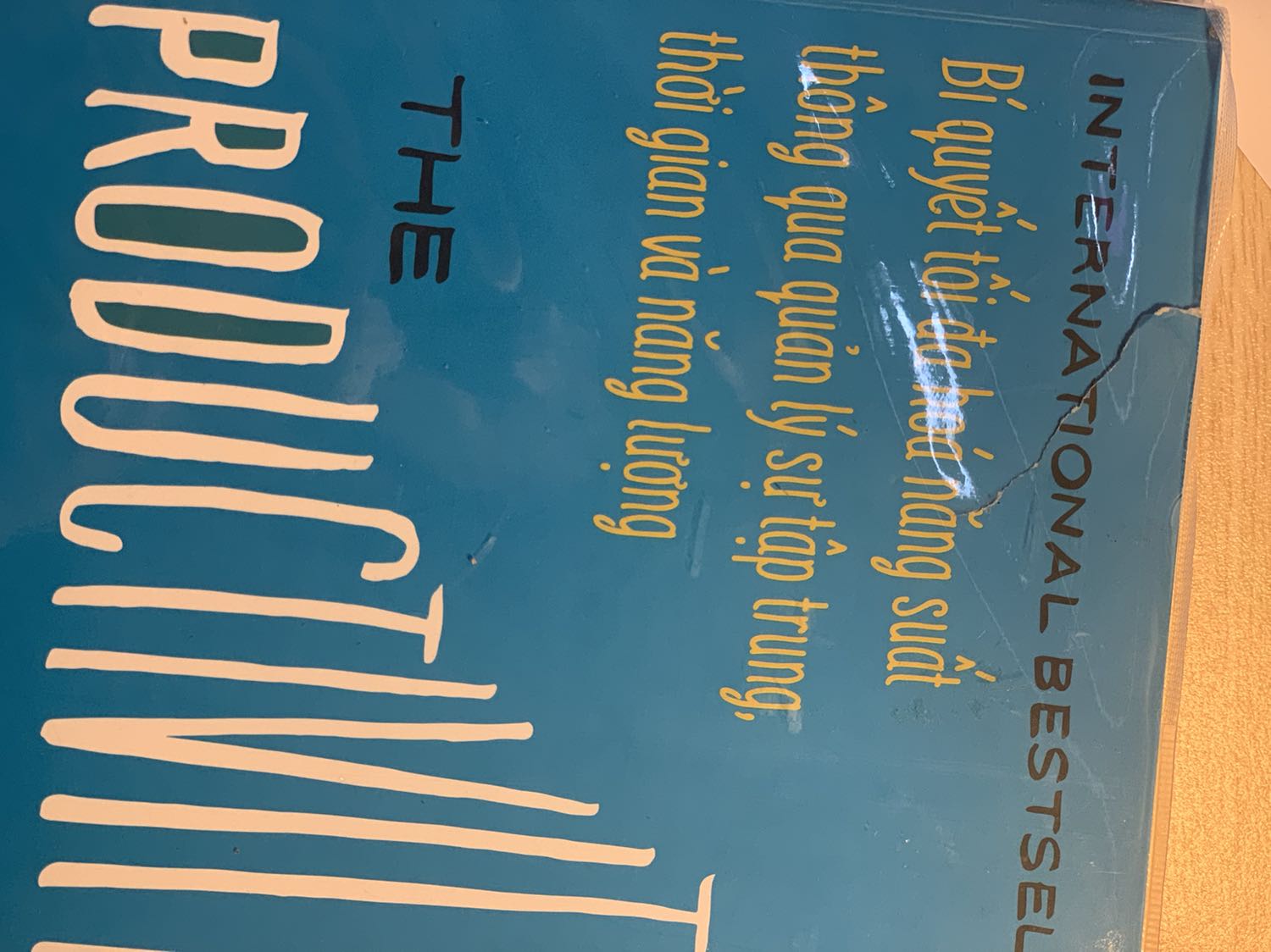 Dịch vụ tệ đến thế là cùng, người bọc sách không nhìn thấy sách bị rách hay sao còn cố đóng gói giao cho bên vận chuyển, hay cái vết rách này do chính lúc bọc sách gây ra????
Mình sử dụng bookcare để bảo vệ sách chứ không phải dùng bookcare để bọc những quyển rách như vậy rồi đem giao cho khách hàng.