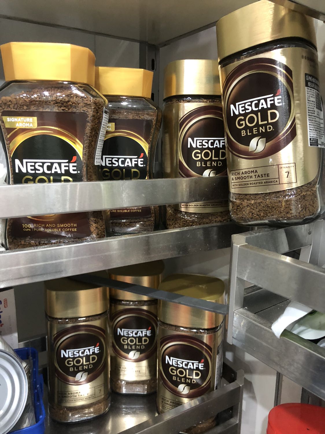 Cafe ngon ly tặng cũng đẹp 👍👍👍
Nhà có khi hết tiền, nhưng không thể hết cafe kkk.