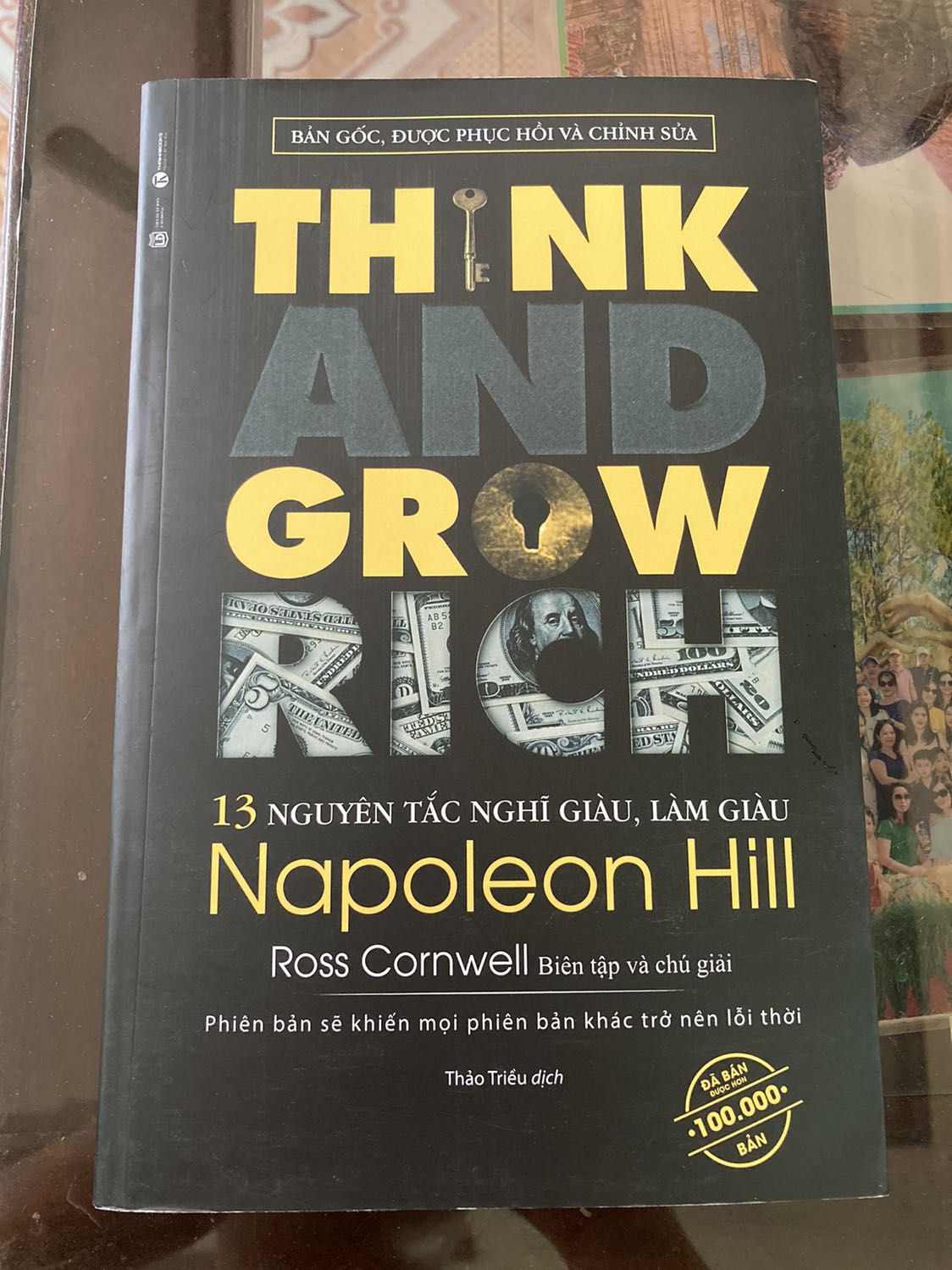 Hộp đựng bên ngoài méo mó không giống các lần trước mình mua sách trên Tiki. Và hơn nữa nếu mình không cod book-care thì ít nhất cũng để vào cái túi bóng chứ. Sách có vết xước ở mặt trước và mặt sau. Vì mình mua sách trên face quyển đó giờ bung hết nên mua lại chứ thấy không phải sách mới 100% là cũng không hài lòng rồi