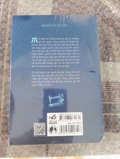Giao hàng siêu nhanh, bọc cẩn thận, còn nguyên seal nên chưa nỡ bóc ra cày lại. Vì thick nội dung nên mới mua dù đã đọc xong rồi. Đơn giản, nhẹ nhàng, ko quá kịch tính, mà hút từ từ, càng đọc càng cuốn.