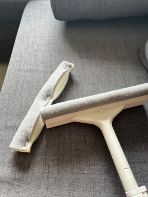 Thân cây bằng nhôm cầm chắc tay, có thể tăng giảm chiều dài. Được tặng thêm 1 đầu lau thay thế.