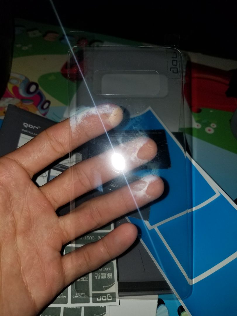 Sản phẩm đúng số lượng 4 miếng: 2 miếng trong dán mặt trước, 2 miếng dán mặt sau gồm 1 miếng trong, 1 miếng có vân trắng đục rất đẹp. Phụ kiện đầy đủ. Có miếng dán màn hơi rít tay tí, ảnh hưởng cho mấy bạn chơi game cường độ cao như mình. (có 3 miếng xanh to to mình không biết dùng làm gì)
