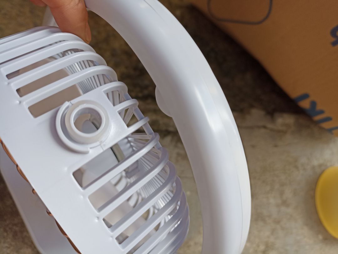 Sản phẩm Không sử dụng được.
Giao thùng hàng móp méo.
Đưa cây quạt không sử dụng được.
Mở lòng bảo vệ thì thấy cánh quạt chẩy cũ Shop bán hàng mất uy tín quá .
Liên hệ nhân viên TiKi báo trả hàng thì hẹn hoài không thấy đâu 😰
Thật mệt mỏi.!