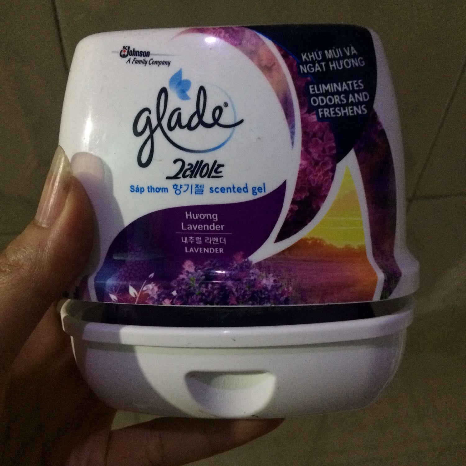 Sáp thơm nhẹ nhàng cho không gian nhà tắm không quá nồng . Dùng ổn , chất lượng ổn , mỗi tội mở to nó nhanh hết dã man