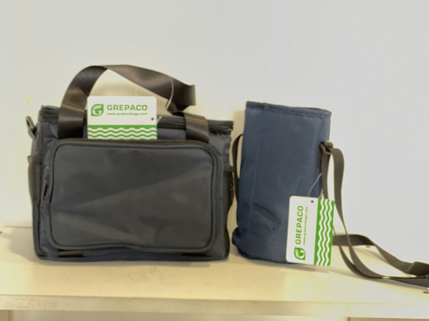 Túi to đựng được nhiều đồ. Chất lượng hoàn thiện tốt, chắc chắn và đẹp. Tặng thêm đồ đựng giữ nhiệt đựng nước khá tiện lợi.