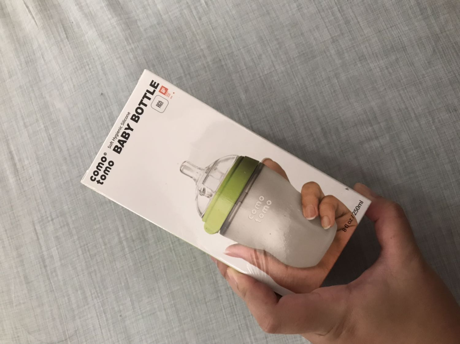 Hàng có hộp đẹp. Bình sữa mềm, núm mềm, em bé 4 tháng hợp tác bú.