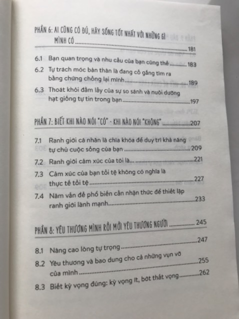 Shop giao hàng đẹp, đóng gói cẩn thận không bị móp góc. Giao nhanh.
Sách này rất thực tế về tâm lý và có những trường hợp cụ thể minh hoạ. Đọc rất dễ hiểu và thấm liền, áp dụng liền được. Có hình ảnh cũng như các bài tập, câu hỏi chi tiết kèm theo để sử dụng cho bản thân.
Khác với sách self help khác mình hay đọc thường chỉ lên tinh thần hay chỉ những bước mà không có hiệu quả, tác giả đã áp dụng cho mình và cho khách hàng những kiến thức trong sách. Những kiến thức có thể cảm nhận đã được trao dồi và nghiên cứu kỹ càng. 
Sắp xếp các chương rất hợp lý và giúp đọc giả xây dựng nền tảng kiến thức vững vàng để dễ hiểu. 
Hành trang tâm lý học và chữa lành hết sức tuyệt vời. Đã mua tặng vài người bạn và ai cũng khen.