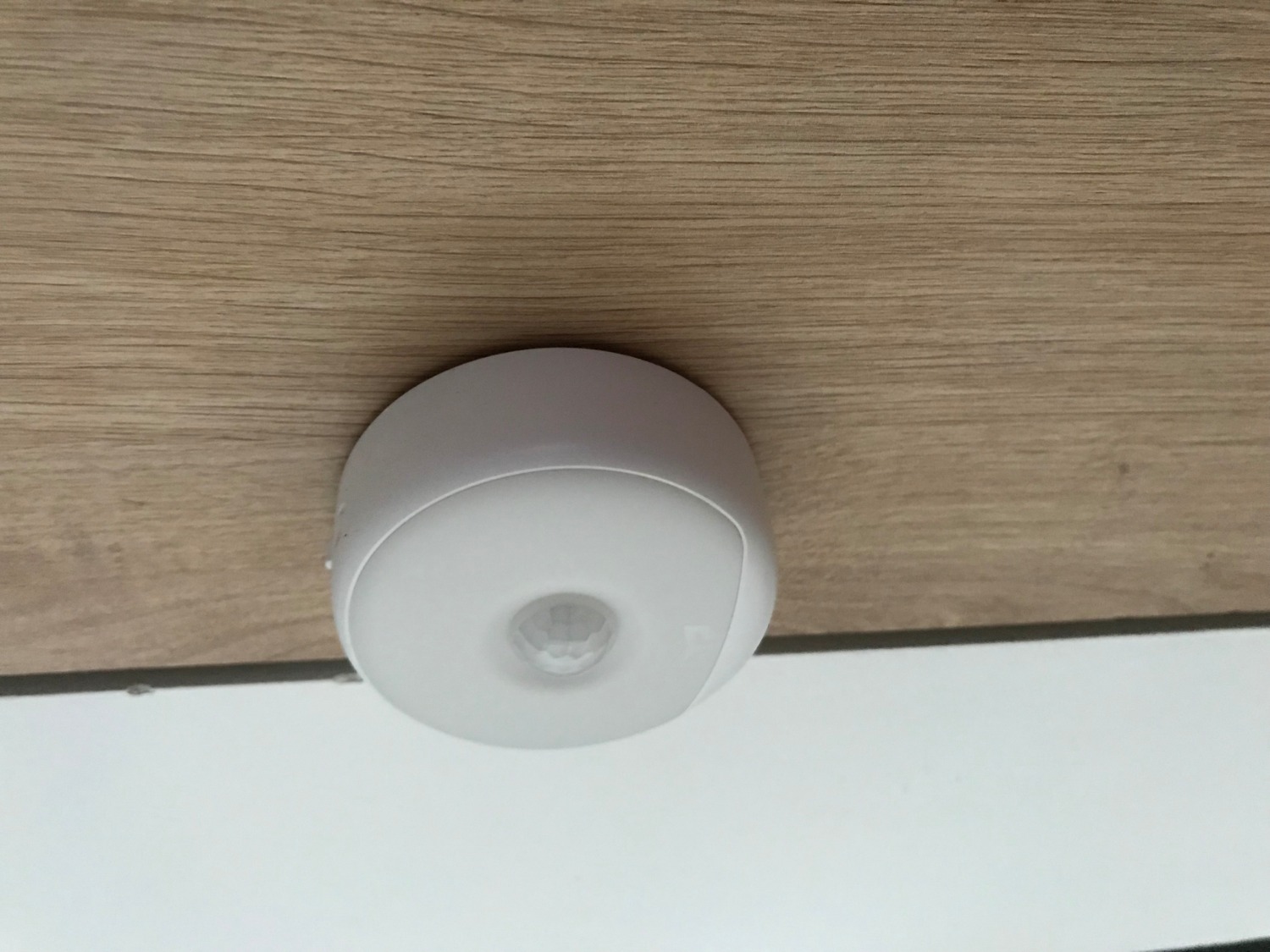 Xài đèn này được 2 tuần rồi. Nói chung rất ưng ý:
- Tự động bật sáng khi trời tối, và có chuyển động ngang qua. Đặt gần chỗ cửa rất tiện lợi mà lại tiết kiệm điện (cũng lưu ý mọi người đây không phải là kiểu đèn ngủ sáng liên tục nhé).
- Mẫu mã hiện đại, nhỏ gọn xin xinh.
- Có giá treo và keo dán, nên có thể đặc ở nhiều vị trí.
- Pin khá lâu, xài 2 tuần chưa thấy dậu hiệu hết.
- Vì nhỏ nên độ sáng không nhiều, nhưng đủ để thấy chỗ bật công tắc điện. Xài đèn này được 2 tuần rồi. Nói chung rất ưng ý:
- Tự động bật sáng khi trời tối, và có chuyển động ngang qua. Đặt gần chỗ cửa rất tiện lợi mà lại tiết kiệm điện (cũng lưu ý mọi người đây không phải là kiểu đèn ngủ sáng liên tục nhé).
- Mẫu mã hiện đại, nhỏ gọn xin xinh.
- Có giá treo và keo dán, nên có thể đặc ở nhiều vị trí.
- Pin khá lâu, xài 2 tuần chưa thấy dậu hiệu hết.
- Vì nhỏ nên độ sáng không nhiều, nhưng đủ để thấy chỗ bật công tắc điện.