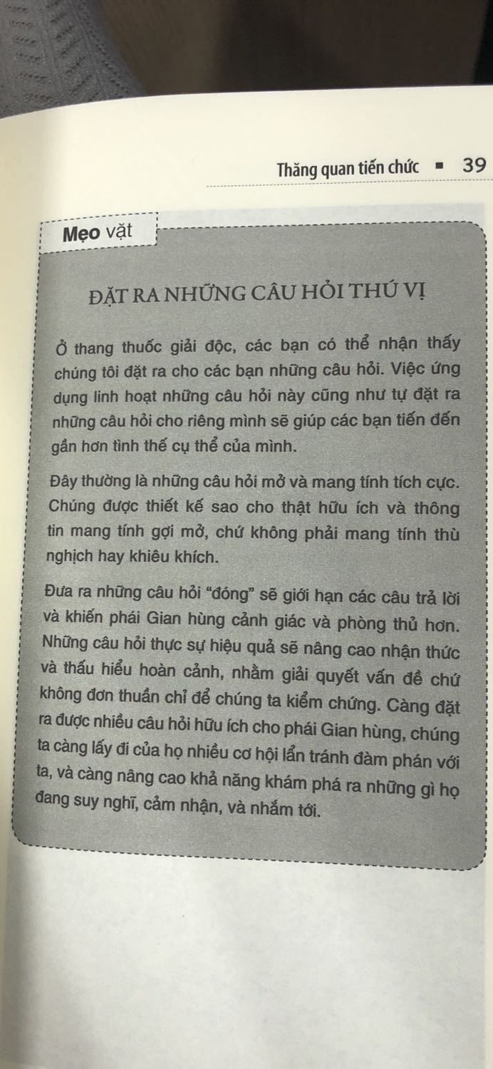 Sách còn mới, chất giấy chấp nhận được
Nội dung cơ bản
Tiêu đề sách khá thú vị hấp dẫn mình mua, nôik dung chưa thực sự đặc sắc