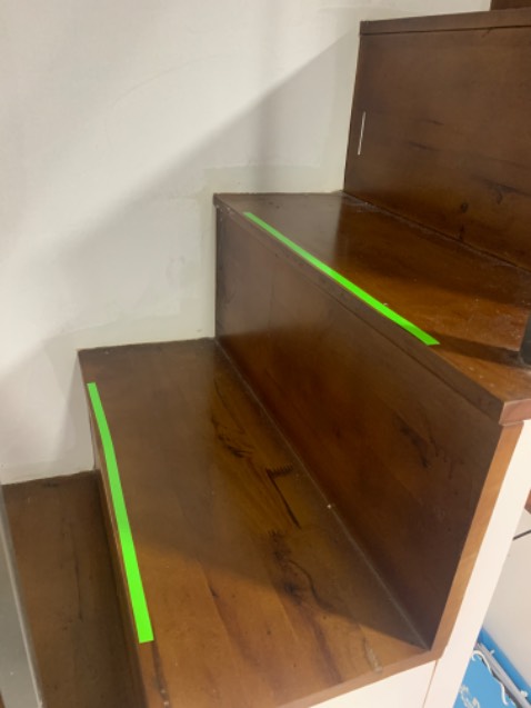 Bám tốt, thử trong đêm độ sáng ổn, mình dùng dán định vị trong nhà khi cúp điện khá yên tâm