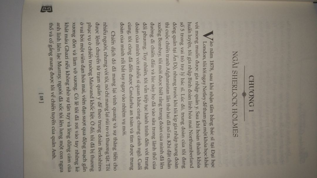 Sách của nxb VH, không phải của nxb PN. Theo như mình đọc thử mấy trang đầu thì sách của nxb PN dịch sát hơn.
Ưu điểm là giao nhanh (1 ngày), sách đẹp, giấy hơi vàng, chất lượng tốt, có hình minh họa "những hình nhân nhảy múa".
Nhược: Truyện sắp xếp không theo thứ tự. Sherlock Holmes trở về ở tập 2 trong khi vụ Holmes rơi xuống vực và biến mất (thung lũng khủng khiếp)  lại ở tập 3. Nếu ai đọc lần đầu thì sẽ nắm được bối cảnh truyện.