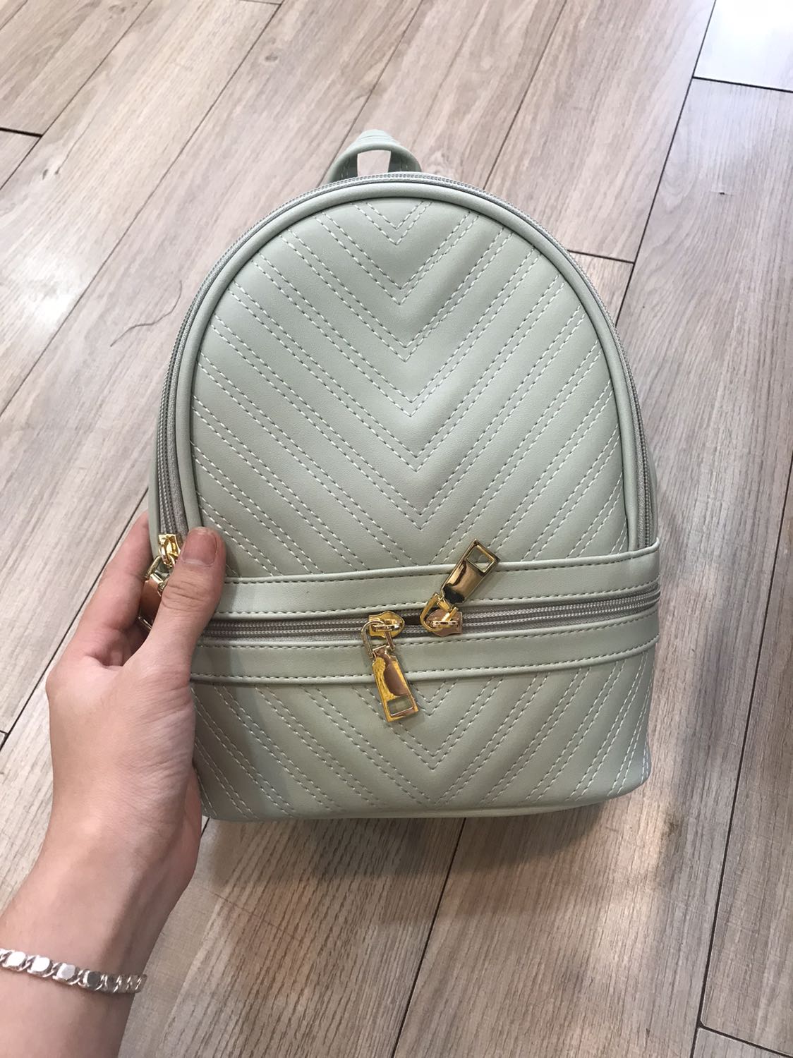 balo nhỏ gọn xinh xắn , đựng được nhiều đồ dùng cá nhân , 
sẽ luôn ủng hộ ạ