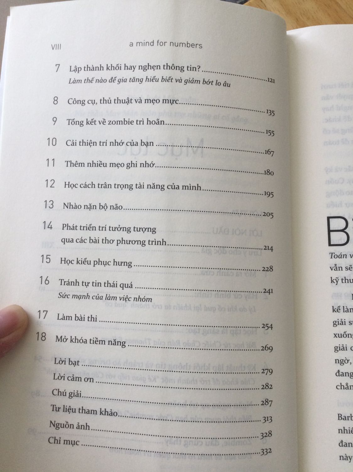 Luôn đọc hết mới dám nhận xét, đương nhiên nhận xét chỉ là góc nhìn cá nhân. 
Phải nói,chưa bao giờ tắt ngọn lửa đam mê với toán học. Nghĩ hồi xưa theo ngành toán chắc thỏa được đam mê, chỉ vì hồi xưa hông có người hướng dẫn.
Vớ được cuốn sách này, cứ nghĩ rằng sẽ gặt hái được nhiều tuyệt chiêu mới lạ hơn, để truyền đạt phương pháp, với truyền lửa tình yêu cho thằng kia. Ai dè....
Cuốn sách có quá nhiều lời khen tặng. Thật ra, cuốn sách không cụ thể riêng về phương pháp học toán, hay nghiên cứu khoa học, theo cách đặc biệt nào mới. Mà chỉ là các phương pháp học và ghi nhớ, cũng như phân loại thông tin...mà bộ sách kỹ năng để sử dụng bộ óc của Tony Buzan hơn 20 năm trước đã có. 
Cuốn sách này tạm có ích cho những bạn ở mức độ cơ bản. Nếu muốn nâng cao, nên đọc bộ của Buzan. Kakaa
Đánh giá 6/10 điểm.