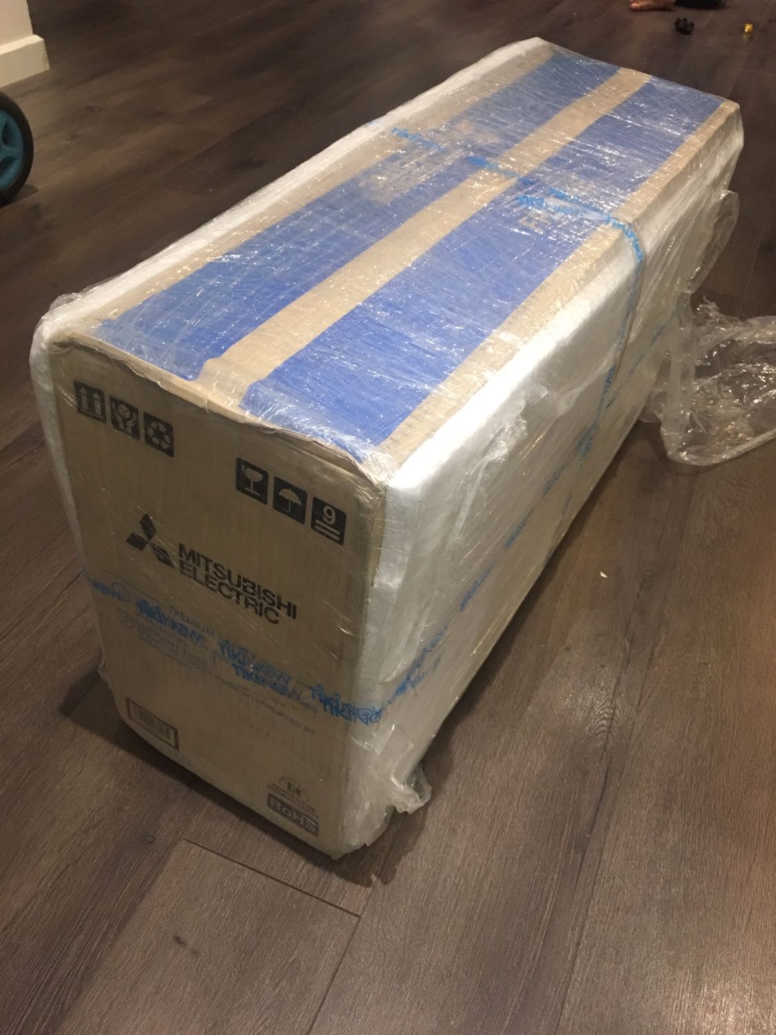 Đóng gói cẩn thận, giao hàng đúng hẹn dù trời có bão số 2. chất lượng quạt rất tốt. Có điều khiển