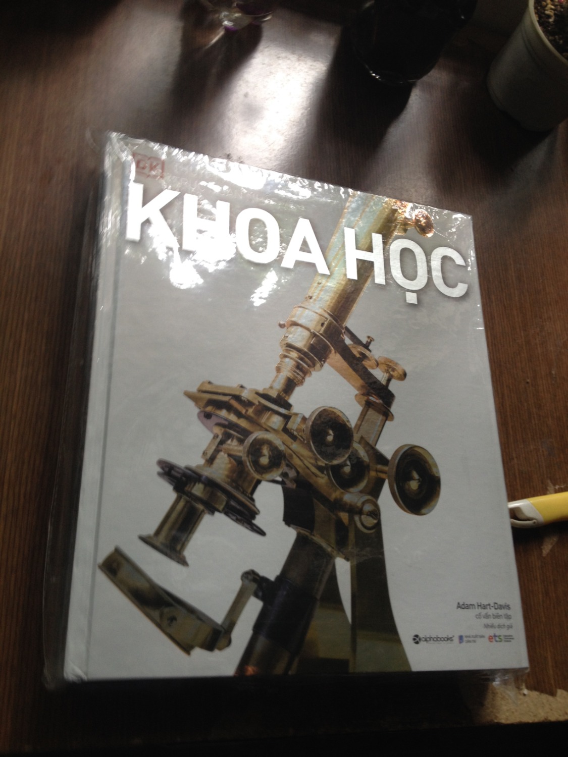 hàng gói cẩn thận 
giao hàng nhanh ,khoảng 28 tiếng sau khi đặt 
sách đẹp và không bị trầy xước 
mua đúng lúc khuyến mãi giảm 50% nữa 
tôi cực kì hài lòng