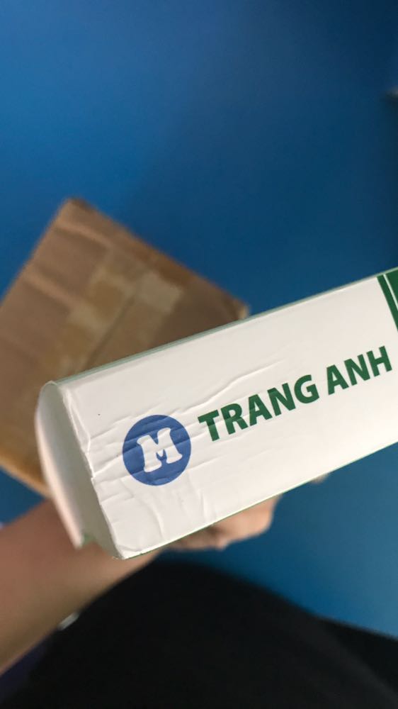 Má bữa phản hồi sách bụi với kh có chống sốc các kiểu rồi mà giờ lại như v luôn :))) mất công giới thiệu cho ngta mua shop này. Bụi v mà còn k thèm bọc gì luôn, ngta mua sách về mà cảm giác bụi bặm v thì vui gì nổi nữa 🙂 bữa mình đánh 4 sao vào inbox cho mã giảm 10k từ đơn 0đ các kiểu tới lúc ib lại xin thì k rep :))) hảo shop