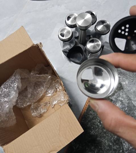 Đặt hàng đc 1 tháng do bận quá nay mới lấy ra xài thì thấy bể 1 hũ, 1 nắp của hũ khác bị lỗi k có chốt giữ để xoay phải lấy nắp của hũ bể thay vô. Giờ xài tạm 5 hũ